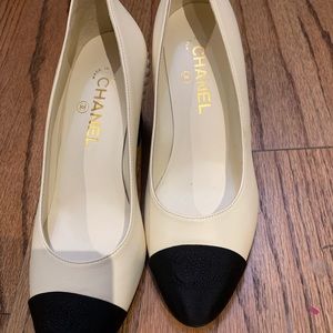 Classic CHANEL pumps
